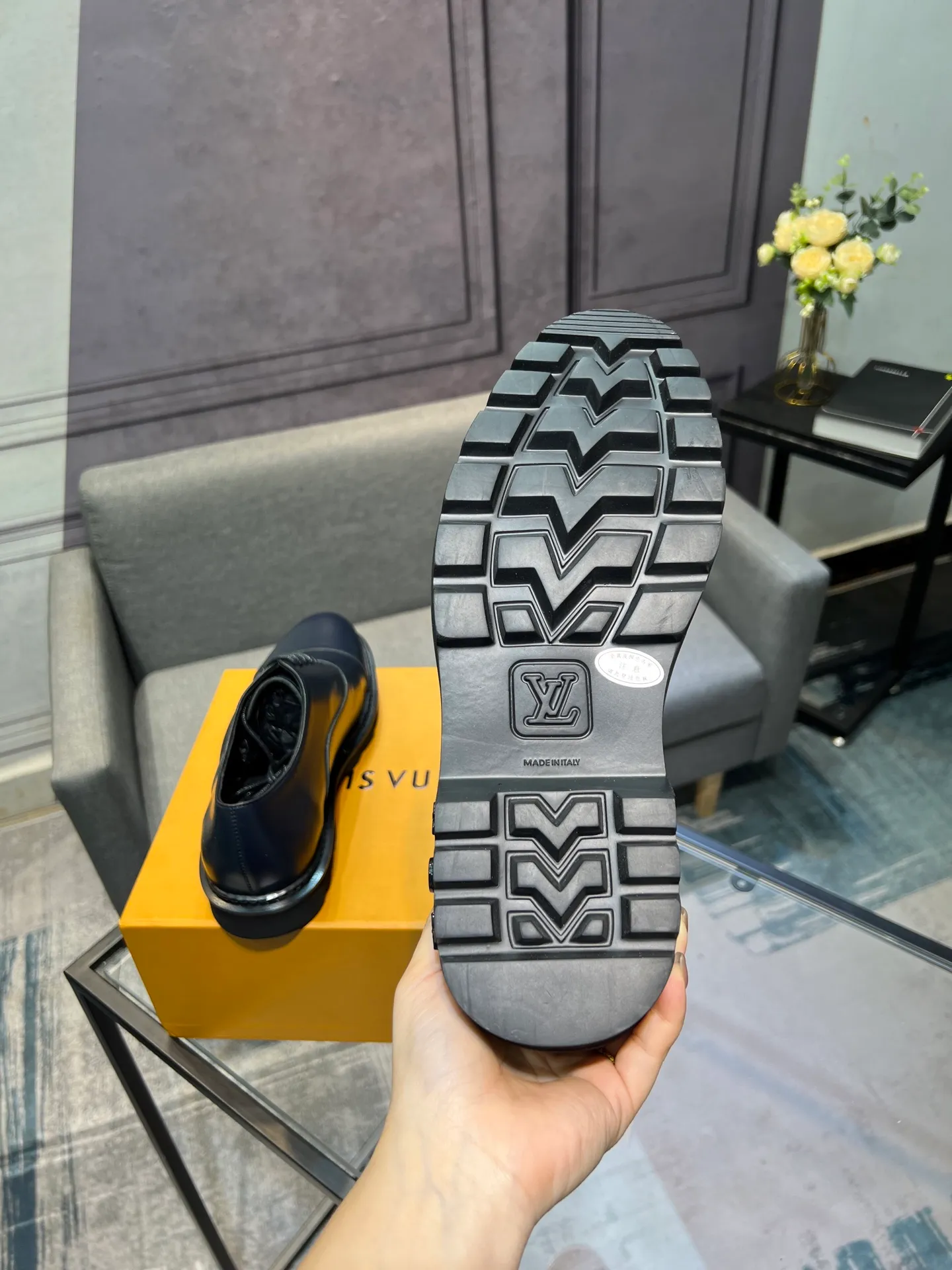 Men's shoes 💰820 [LV] - High-end quality - Upper: 🔝 tumbled cowhide, Nappa cowhide, brand logo sewn on shoe body - Lining: cowhide, foot pads; water-dyed cowhide - Outsole: TPR·rubber foam; two-color molded outsole -Super high quality control·Fine workmanship: highlighted (high-end·luxury·grade) -Size: 39-44 (38 45 can be customized)